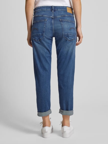 Frauenmodel trägt Boyfriend Jeans im Used-Look Modell 'Kate Boyfriend' von G-Star aus Baumwoll-Elasthan-Mix mit Eingrifftaschen, mittleres Blau, strukturierte Denim-Optik, Damen Jeans, Ganzkörperansicht Rückansicht.