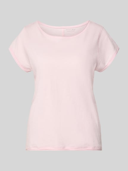 Produktfoto, T-Shirt mit Rundhalsausschnitt von Christian Berg Woman z bawełny, krój regular fit, okrągły dekolt, zrolowany brzeg, długość tyłu w rozmiarze S: 61 cm, jasnoróżowy kolor, prosta forma, gładka tekstura