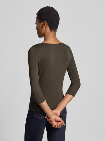 Frauenmodel trägt Regular Fit T-Shirt aus Viskose-Mix Modell 'Kirosa' von someday, olivgrün, 3/4-Arm, Rückenansicht, Ganzkörperansicht Rückansicht.