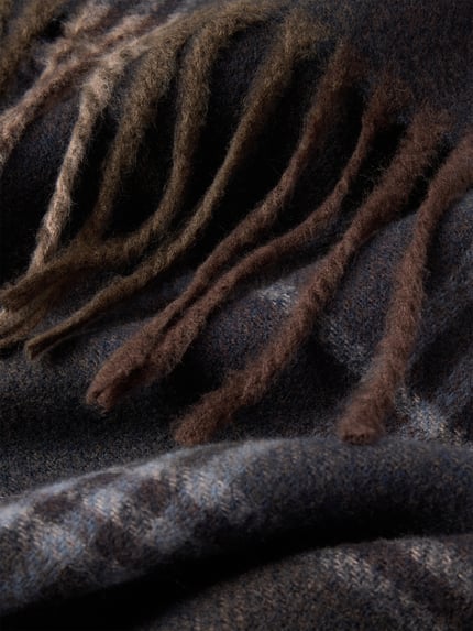 Produktfoto, Schal aus Viskose-Mix mit Karomuster von MCNEAL, rechteckige Form, Fransen, braun-blau, Textur weich, Breite 62 cm