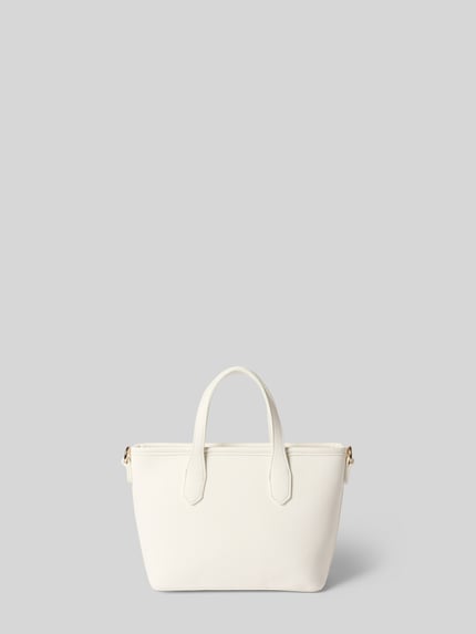 Produktfoto, Handtasche mit Tragehenkeln und Schulterriemen Modell 'DEA' von VALENTINO BAGS in Weiß, strukturierte Oberfläche, rechteckige Form, goldfarbene Details, Hauptfach mit Reißverschluss, Label-Applikation, neutraler Hintergrund, Maße 24x18x10 cm, Schulterriemen 110 cm.