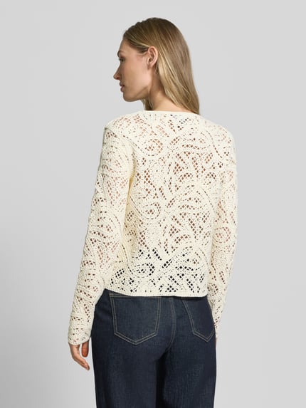 Frauenmodel trägt Strickjacke mit Rundhalsausschnitt und Knopfleiste von Emporio Armani, Baumwoll-Mix, Slim-Fit, Rückenlänge 51 cm, Ärmellänge 62 cm, cremefarbene Spitze, Ganzkörperansicht Rückansicht.