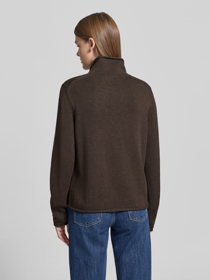 Frauenmodel trägt Turtleneck aus reiner Baumwolle von MARC O'POLO in Dunkelbraun, unifarben, Strickoptik, strukturierte Oberfläche, Ganzkörperansicht Rückansicht.