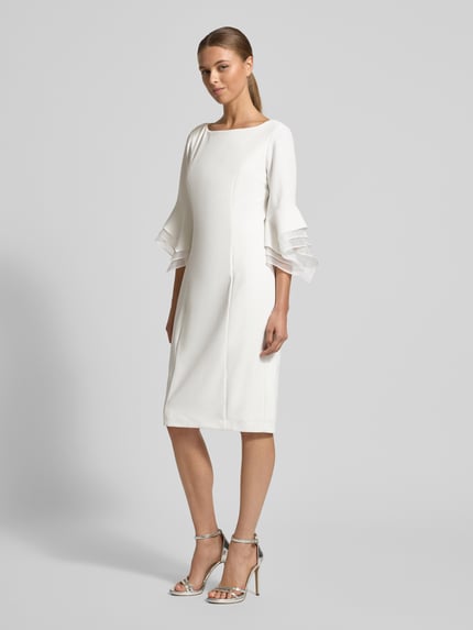 Frauenmodel trägt Cocktailkleid mit Rundhalsausschnitt von Adrianna Papell, Material-Mix mit Stretch-Anteil, taillierter Schnitt, 1/2-Ärmel, Nahtreißverschluss, Farbe Weiß, glatte Textur, Ganzkörperansicht von vorne. Rückenlänge bei Größe 36: 100 cm, Brustweite 46 cm, Ärmellänge 49 cm.