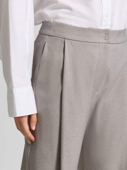 Frauenmodel trägt Straight Fit Hose mit Viskose-Anteil von Emporio Armani in Grau mit Bundfalten, Nahaufnahme Oberkörper, Armani