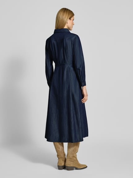Vrouwenmodel draagt Midikleid mit Bindegürtel van Luisa Cerano in donkerblauw, getailleerde fit, kraag, lengte 125 cm, rugaanzicht.
