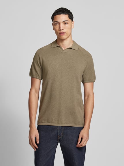 Mannenmodel draagt Regular Fit Poloshirt met structuurpatroon model 'HILL' van Jack & Jones, katoen, V-hals, beige, voorkant volledige lichaamsopname.