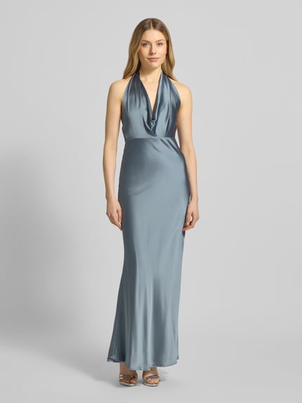 Frauenmodel trägt Abendkleid mit Wasserfall-Ausschnitt und tiefem Rückenausschnitt von Hey Kyla aus Satin im Taillierten Schnitt, Maxikleid in glänzendem Graublau, glatte Oberfläche, Ganzkörperansicht von vorne.