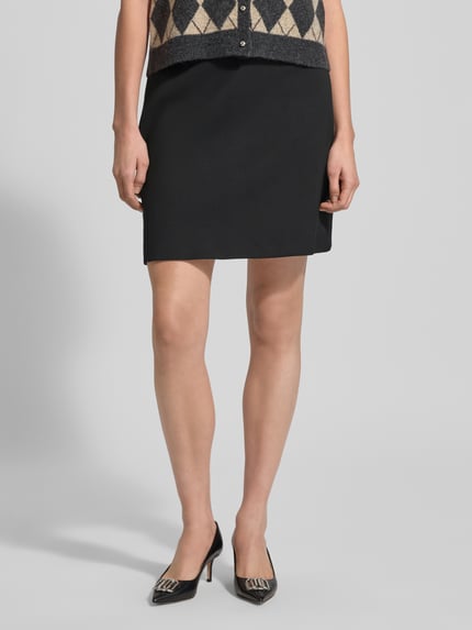 Vrouwenmodel draagt Ausgestellter Mini-Rock mit Schurwoll-Anteil Modell 'ARCADIA' van Weekend Max Mara in effen kleuren, minilengte, uitlopend, recht zoom, applicatie met labelstitching, ritssluiting, materiaalverwerking: webware. Vooraanzicht, detailopname onderlichaam.