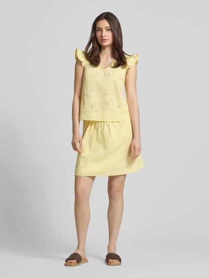 Vrouwenmodel draagt Regular fit mini-rok uit zuivere katoen model 'BANNA' van Pieces, meerkleurige bloemmotief, popeline, elastische tailleband, geheellichaamsaanzicht van voren.