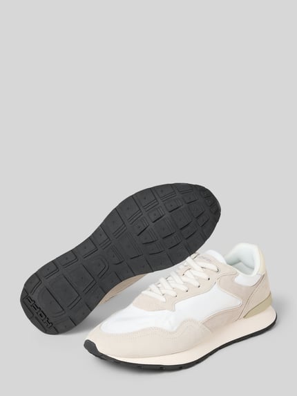 Produktfoto, Sneaker aus Leder-Mix Modell 'City' von HOFF, afgeronde pasvorm, logodetail, vetersluiting, profielzool, hakhoogte maat 44: 4 cm, schachthoogte 9 cm, schachtbreedte 8 cm, kleurcombinatie creme, wit en zwart, glad en suède textuur