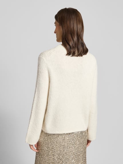 Vrouwenmodel draagt Regular Fit Strickpullover met wol-aandeel van s.Oliver BLACK LABEL, crème, grof gebreid, rugaanzicht, unicolour.