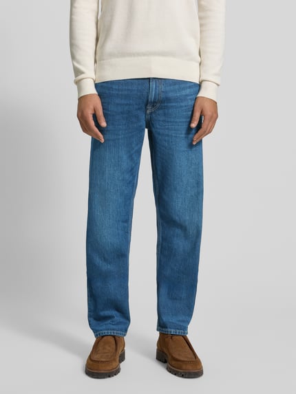 Männermodel trägt Regular Fit Jeans aus reiner Baumwolle von Tommy Hilfiger, Optik: Unifarben, 5-Pocket-Design, Denim, Ganzkörperansicht von vorne.