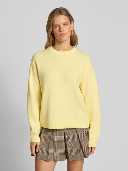 Vrouwenmodel draagt Regular Fit Pullover met Woll-Anteil Modell 'ALLY' van PIECES, lichtgeel, zachte structuur, Ganzkörperansicht van voren.