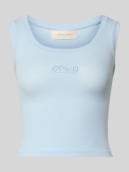 Produktfoto, Slim Fit Top mit Logo-Detail von Another Cotton Lab aus elastischem Baumwoll-Mix in Hellblau, Rundhalsausschnitt, Rückenlänge 38 cm.