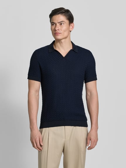 Męski model nosi Regular Fit Strick-Poloshirt Modell 'TONO' od CINQUE, bawełniany miks, wzór strukturalny, granatowy, przód, ujęcie całopostaciowe.