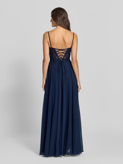 Frauenmodel trägt Corsagenkleid mit Stitchings und V-Ausschnitt von LUXUAR FASHION, dunkelblauer Chiffon, A-Linie, Maxikleid, Ganzkörperansicht Rückansicht.