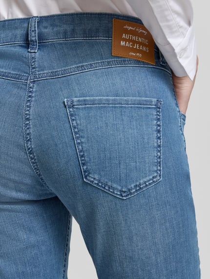 Frauenmodel trägt Caprihose mit Eingrifftaschen von MAC, Denim-Optik, Baumwoll-Elasthan-Mix, Slim-Fit, Detailaufnahme Rückansicht.
