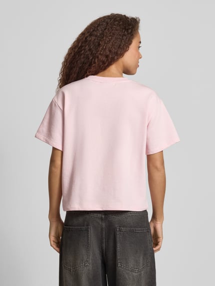 Frauenmodel trägt kurzärmeliges Sweatshirt mit Stickerei von REVIEW, zartrosa, lockerer Schnitt, halbarm, Rückenlänge S: 53 cm, Ganzkörperansicht Rückansicht.