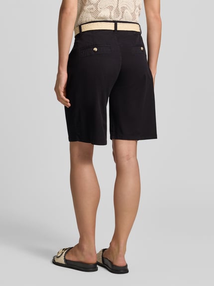 Frauenmodel trägt Bermudas mit Gürtel Modell 'ROVENA' von Soyaconcept aus Baumwoll-Elasthan-Mix, Regular-Fit, schwarze Farbe, Ganzkörperansicht Rückansicht.