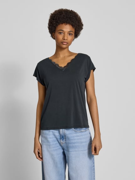 PIECES Regular Fit T-Shirt mit V-Ausschnitt Modell 'KAMALA' Black 4