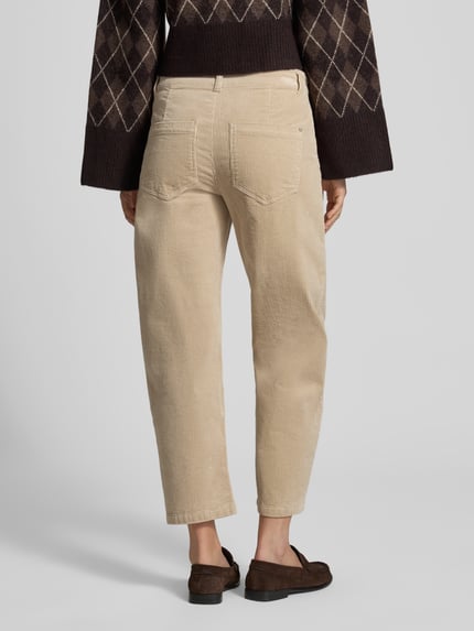 Frauenmodel trägt Cordhose mit französischen Eingrifftaschen von Christian Berg Woman, beige Baumwoll-Mix, Barrel Fit, Bund und Gesäßtaschen, Ganzkörperansicht Rückansicht.