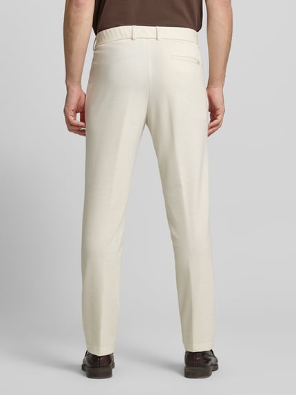 Männermodel trägt Slim Fit Anzughose mit Viskose-Anteil Modell 'P-GENIUS-JCWWGPK261F' von BOSS, melange optiek, ganzkörperansicht rückansicht.