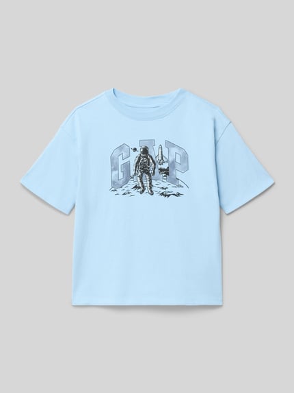 Productfoto, T-Shirt met motief- en logo-print van GAP, lichtblauw, katoen, straight fit, geribde ronde hals, ruglengte 45 cm bij maat 116