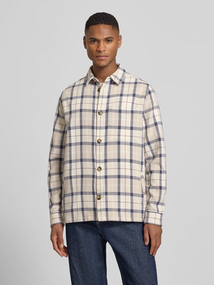 Männermodel trägt Regular Fit Hemdjacke aus reiner Baumwolle Modell 'VENNEL' von Barbour, Optik:Allover-Muster kariert, Ganzkörperansicht von vorne.