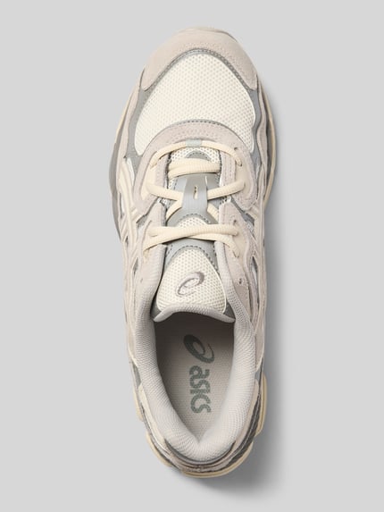 Produktfoto, Sneaker aus Leder-Mix von ASICS TIGER in Beige und Grau, strukturierte Sohle, Label-Details, Schnürverschluss, abgerundete Passform, Damen Sneaker, hochwertige Materialien, Größe 40: 4 cm Absatzhöhe, 7 cm Schafthöhe, 9 cm Schaftweite, Obermaterial mit Mesh-Textur und Leder-Einsätzen