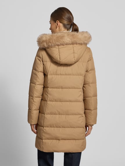 Frauenmodel trägt Steppmantel mit abnehmbarer Fellkapuze von LAUREN RALPH LAUREN in unifarbenem Beige, Longline, Ganzkörperansicht Rückansicht.