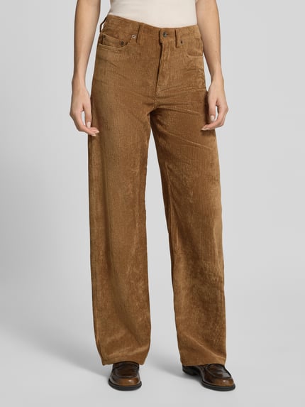 Frauenmodel trägt Cordhose mit Eingrifftaschen Modell 'MEDLEY' von DRYKORN in Braun, Wide Fit, sichtbare Struktur, Ganzkörperansicht von vorne.