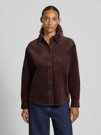 Frauenmodel trägt Relaxed Fit Langarmbluse aus Baumwoll-Mix von Marc O'Polo in Dunkelbraun, feine Cordstruktur, Damen Langarmbluse, Ganzkörperansicht von vorne.