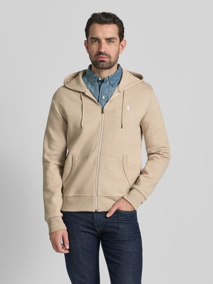 Männermodel trägt Sweatjacke mit Kapuze von Polo Ralph Lauren, Beige, Baumwoll-Elasthan-Mix, Regular-Fit, Eingrifftaschen, Label-Stitching, Reißverschluss, gerippte Abschlüsse, Ganzkörperansicht von vorne.