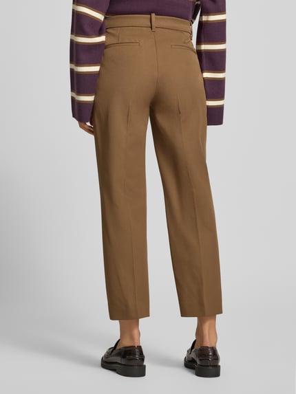 Frauenmodel trägt Regular Fit Stoffhose mit Bügelfalten von T. HILFIGER SPW., unifarben matt, feines Webmuster, Ganzkörperansicht Rückansicht