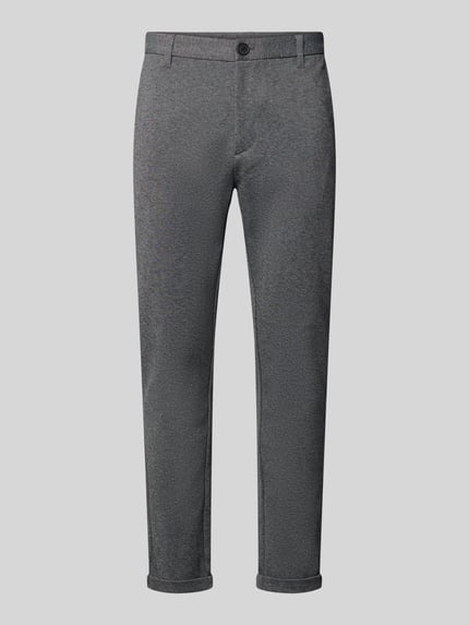Produktfoto, Slim Fit Hose mit Viskose-Anteil in verkürzter Passform von Lindbergh, szary, elastyczna mieszanka wiskozy, krój slim fit, skrócony, wpuszczane kieszenie, kieszenie z tyłu, zapięcie na guzik i zamek błyskawiczny, szerokość w rozmiarze M: 42 cm, długość wewnętrzna nogawki w rozmiarze M: 72 cm.