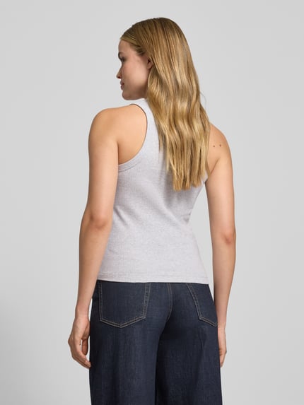 Vrouwenmodel draagt Tanktop in Ripp-Optik mit Rundhalsausschnitt van Scotch & Soda in lichtgrijs, slim fit, katoen-elastaan, rugaanzicht, ruglengte 56 cm.