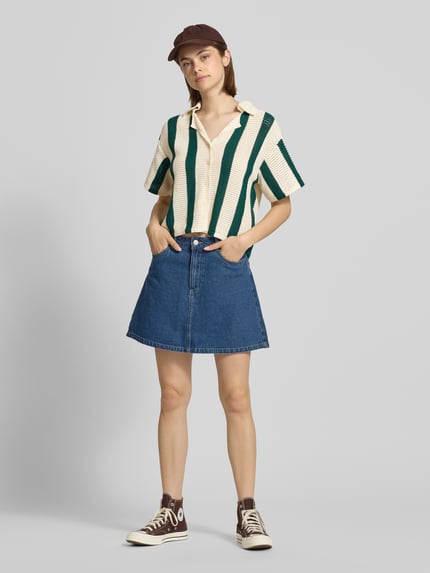 Frauenmodel trägt Relaxed Fit Bluse aus reiner Baumwolle Modell 'KENZIE' von Pieces in Strickoptik mit gestreiftem Muster, Ganzkörperansicht von vorne.