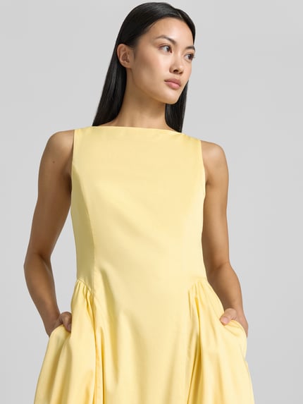 Frauenmodel trägt Midikleid mit Rundhalsausschnitt Modell 'NICOLE' von MANGO in Hellgelb, Baumwoll-Elasthan-Mix, Nahaufnahme Oberkörper.