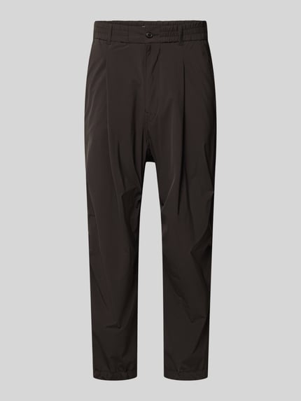 Produktfoto, Relaxed Fit Hose mit Bundfalten Modell 'Lirog' von Drykorn in Dunkelbraun, glatte Oberfläche, elastischer Material-Mix, klassische Eingriff- und Gesäßtaschen, Knopf- und Reißverschluss, Bundweite bei Größe 32/32: 41 cm, Innenbeinlänge 62 cm.