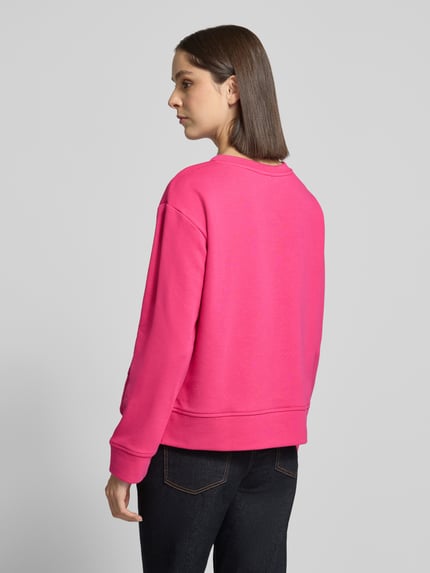 Frauenmodel trägt Sweatshirt mit Motiv-Print und Rundhalsausschnitt von Milano Italy, pink, Baumwoll-Mix, Relaxed Fit, Ganzkörperansicht Rückansicht.
