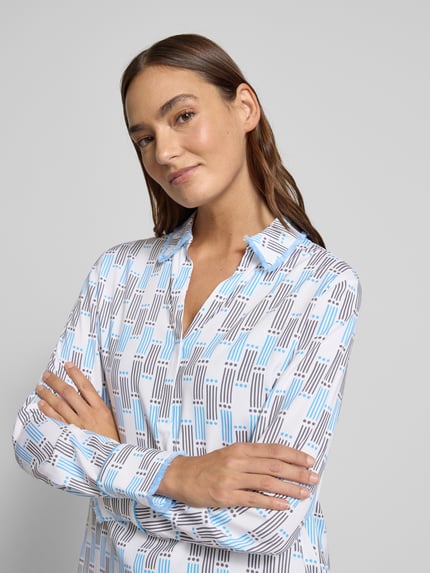 Kobiece modelka nosi Regular Fit Bluse im Allover-Look mit V-Ausschnitt od Herzensangelegenheit, biało-niebieski wzór, mieszanka materiałów, kołnierzyk, zbliżenie górnej części ciała.