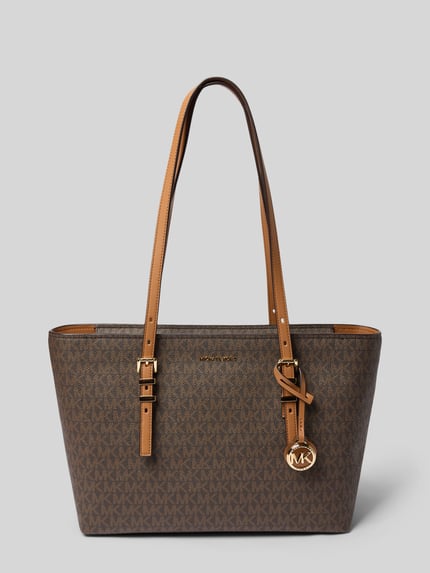 Produktfoto, Shopper mit Logo-Muster Modell 'QUINN' von MICHAEL Michael Kors, braune Farbe, glatte Textur, goldfarbene Details, neutraler Hintergrund. Hauptfach mit Reißverschluss, lange Schulterriemen, Größe ca. 37 x 25 x 11 cm, Riemen ca. 86 cm.