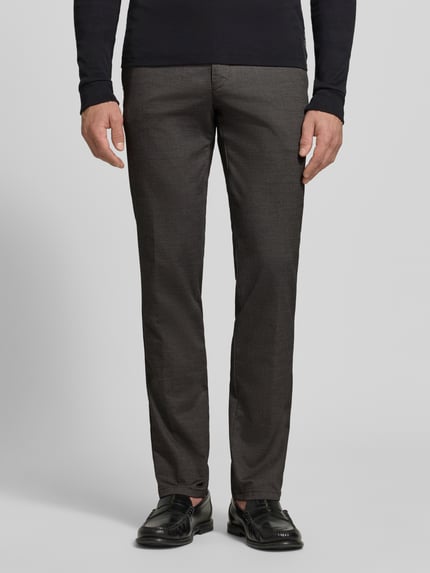 Männermodel trägt Regular Fit Chino aus Baumwoll-Mix Modell 'Lupus' von MMX in Dunkelgrau, glatte Textur, Ganzkörperansicht von vorne, Herren Chino.