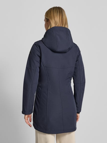 Frauenmodel trägt Jacke mit Ärmelriegeln Modell 'GW61' von G.I.G.A. DX in Dunkelblau mit Kapuze, Ganzkörperansicht Rückansicht. Rückenlänge 83 cm, Schulterbreite 38 cm, Brustweite 52 cm, Ärmellänge 61 cm, Regular Fit, Zweiwege-Reißverschluss, Reißverschlusstaschen.