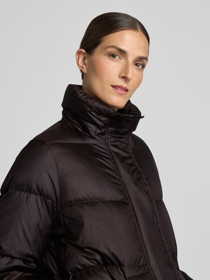 Kobieta modelka nosi Relaxed Fit Mantel in Stepp-Optik von Luisa Cerano, ciemny kolor, z efektem pikowania, stójka, wpuszczane kieszenie, długość tyłu w rozmiarze 36: 95 cm, szerokość ramion w rozmiarze 36: 42 cm, szerokość klatki piersiowej w rozmiarze 36: 55 cm, długość rękawów w rozmiarze 36: 52 cm, półzbliżenie górnej części ciała.