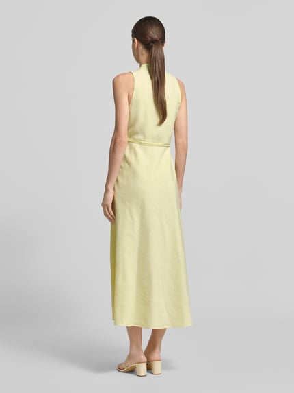 Vrouwenmodel draagt Midikleid met V-Ausschnitt und Bindegürtel van Luisa Cerano in lichtgeel, a-lijn, linnenmix, rugaanzicht, context: dames midikleid materiaal-mix met linnen, v-hals, riem, ruglengte maat 36 131 cm, borstwijdte maat 36 43 cm.