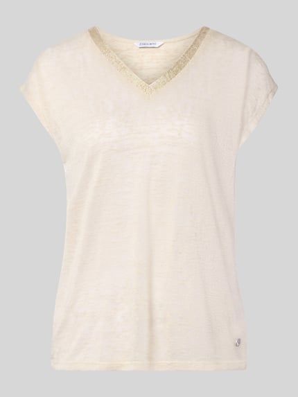 Produktfoto, cremefarbenes T-Shirt aus Viskose-Mix Modell 'Sa44ylor' von ZABAIONE mit V-Ausschnitt und Kappärmeln, glatte Textur