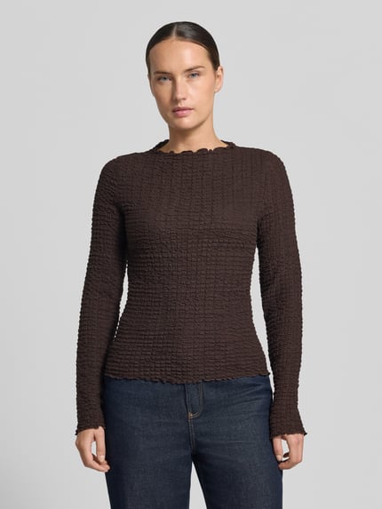 Vrouwenmodel draagt Regular fit shirt met lange mouwen uit katoenmix model 'ZIA' van VERO MODA, donkerbruin, vooraanzicht, Dames Langarmshirt, close-up bovenlichaam