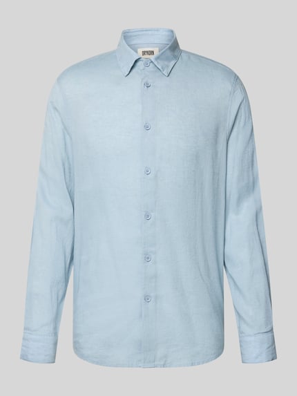 Produktfoto, Slim Fit Poloshirt aus Leinen-Baumwoll-Mix Modell 'RAMIS' von Drykorn in Two-Tone-Optik, hellblau, strukturierte Oberfläche. Kontext: Herren Poloshirt, Rückenlänge 80 cm, Schulterbreite 46 cm, Ärmellänge 66 cm, Größe M.